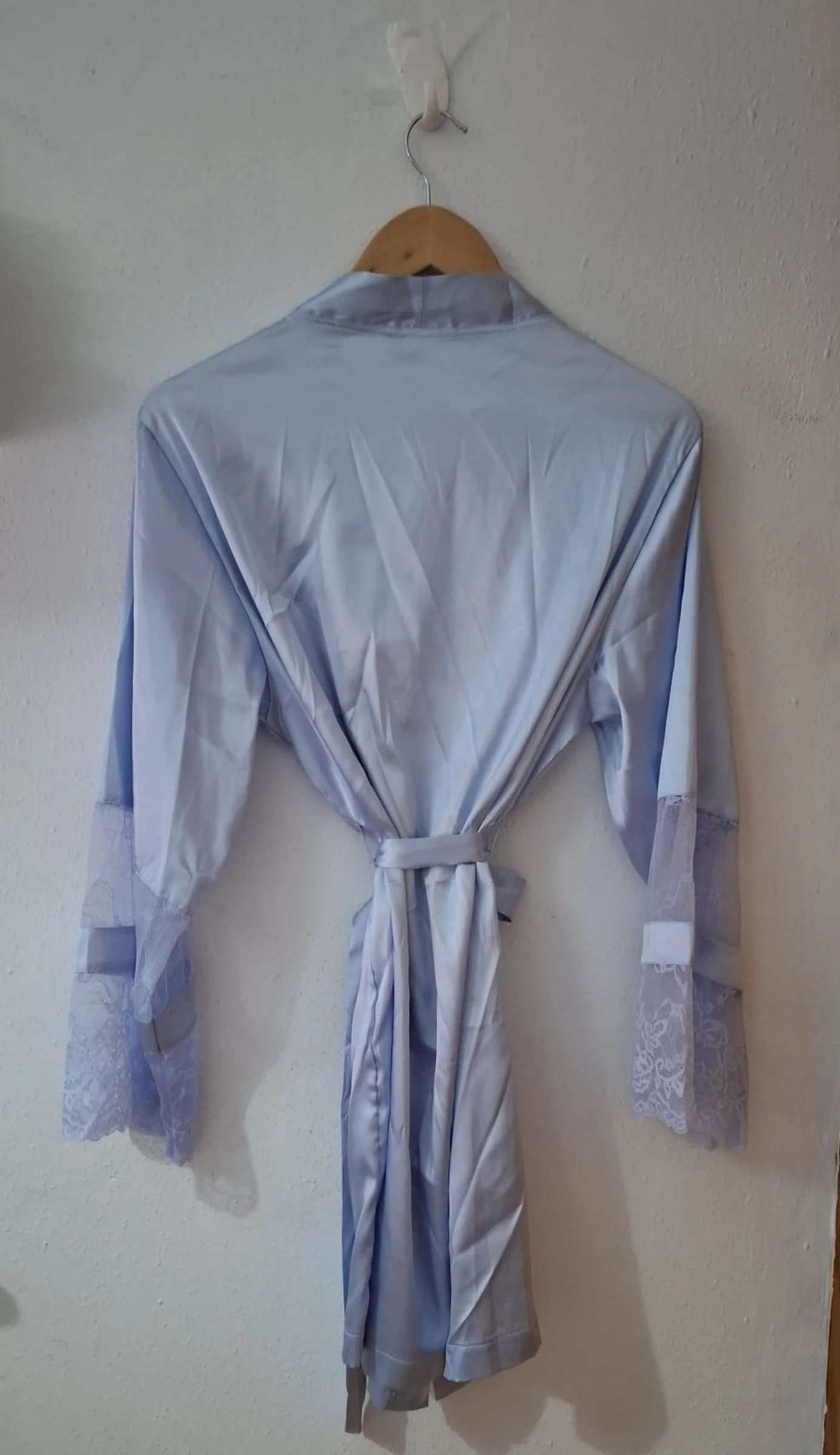Glanzende New Yorker lichtblauwe satijnen jurk met kant limited edition Y2K – photo 3